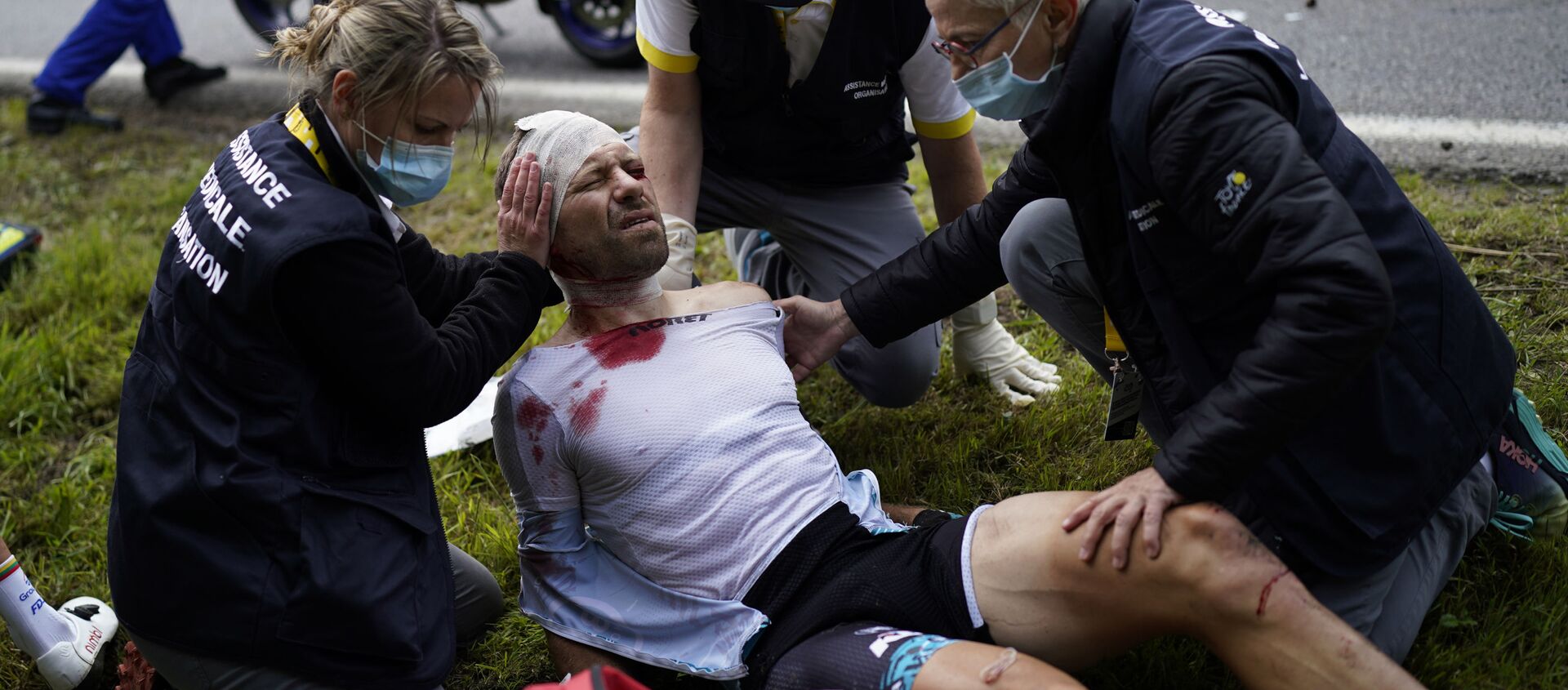 「ツール・ド・フランス」の第1ステージでクラッシュに巻き込まれ、医療手当を受けるフランスのシリル・ルモワンヌ選手 - Sputnik 日本, 1920, 28.06.2021