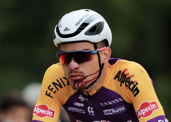 「ツール・ド・フランス」の第1ステージでクラッシュに巻き込まれたイタリアのクリスティアン・ズバラーリ選手 - Sputnik 日本