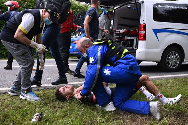 「ツール・ド・フランス」の第1ステージでクラッシュに巻き込まれ、医療手当てを受けるスイスのマルク・ヒルシ選手 - Sputnik 日本
