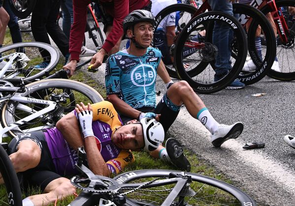 「ツール・ド・フランス」の第1ステージでクラッシュに巻き込まれたフランスのブリアン・コカール選手 - Sputnik 日本