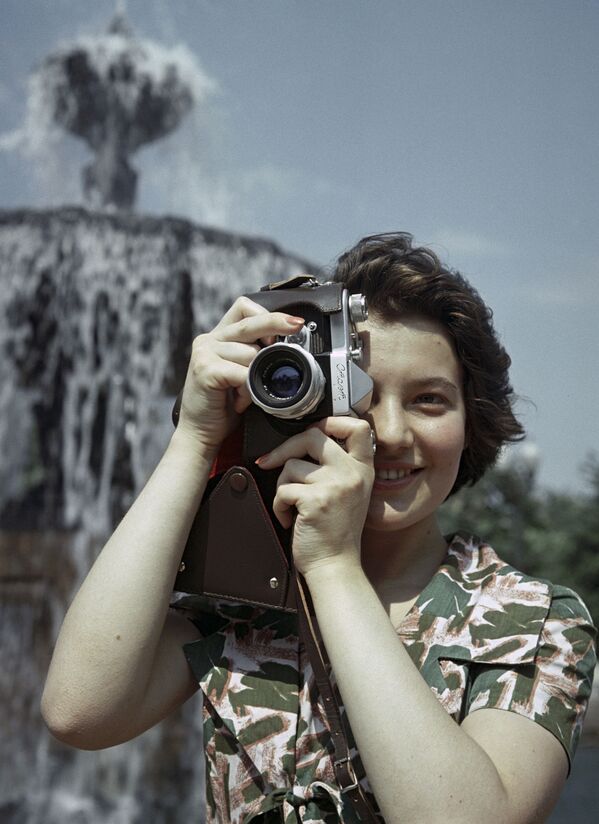 ソ連の小型一眼レフカメラ「スタート（START）」で写真を撮る女性（1960年） - Sputnik 日本