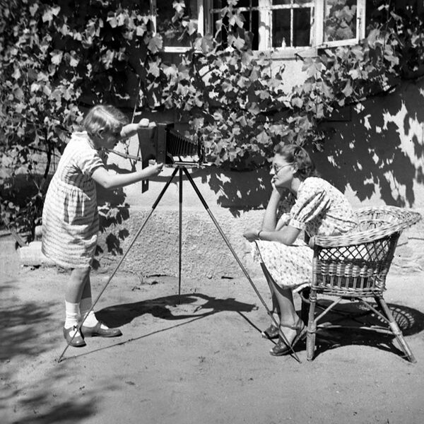 庭で写真を撮影する人々（1938年） - Sputnik 日本