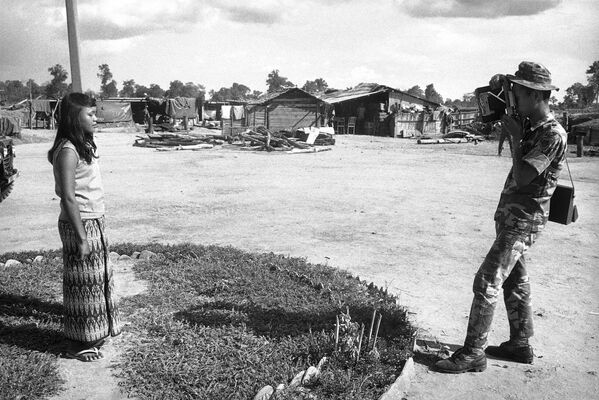 カンボジアで、ポラロイドカメラで少女を撮影する旧南ベトナム軍のレンジャー部隊員（1971年） - Sputnik 日本