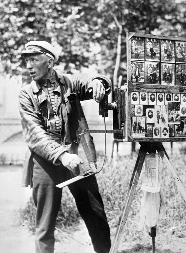 通りで写真を撮るカメラマン（1922年） - Sputnik 日本