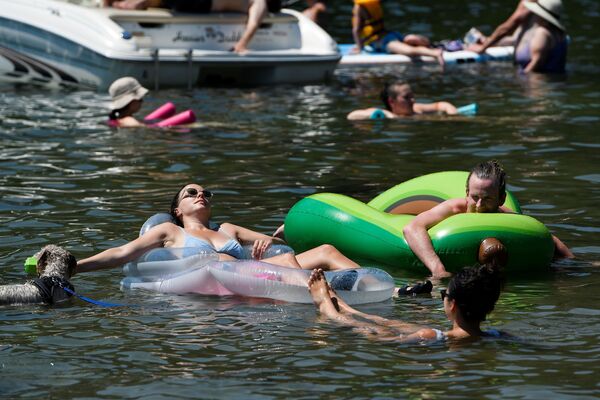 カナダ・ブリティッシュコロンビア州メイプルリッジのアルエット湖で、炎天下の中泳ぐ人々 - Sputnik 日本