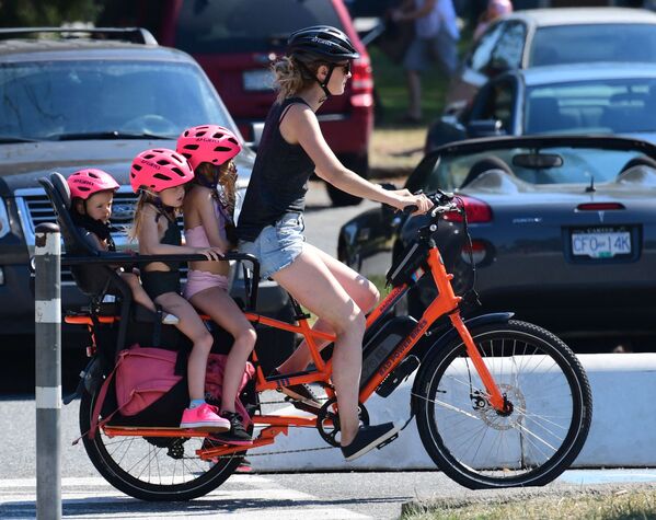 カナダ・バンクーバーで、子どもを乗せて自転車を走らせる女性 - Sputnik 日本