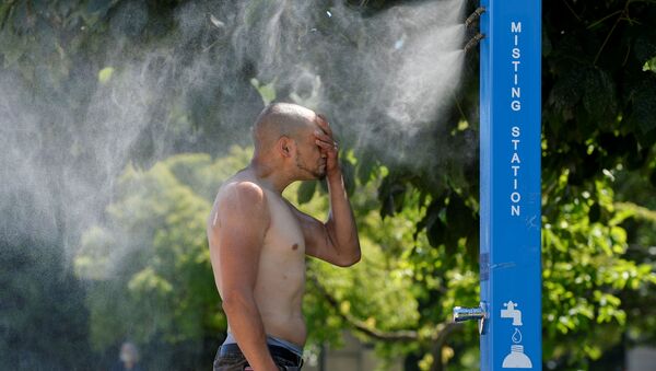 Мужчина охлаждается на станции туманообразования во время палящей жары в Ванкувере, Британская Колумбия - Sputnik 日本