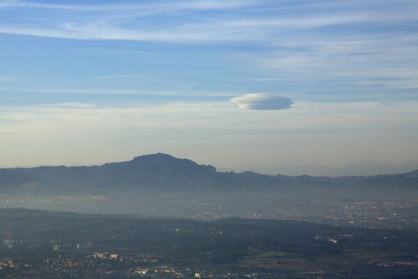 スペイン・カタルーニャ州で撮影された、UFOそっくりのレンズ雲 - Sputnik 日本