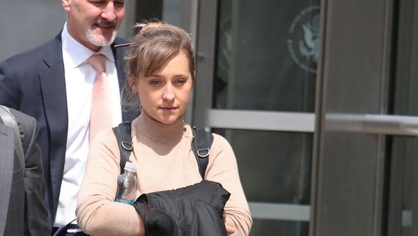 FILE PHOTO: Actress Allison Mack departs the Brooklyn Federal Courthouse after facing charges regarding sex trafficking and racketeering related to the Nxivm cult case in New York, U.S., April 8, 2019. - Sputnik 日本