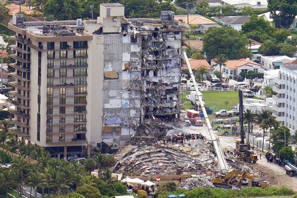 米フロリダ州サーフサイドの集合住宅が崩落した現場で、瓦礫の中を捜索する作業員 - Sputnik 日本