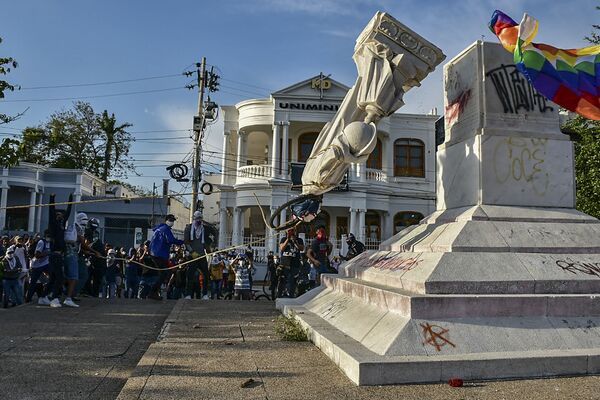 コロンビア・バランキージャで、政府デモの最中にコロンブスの銅像を倒すデモ隊 - Sputnik 日本