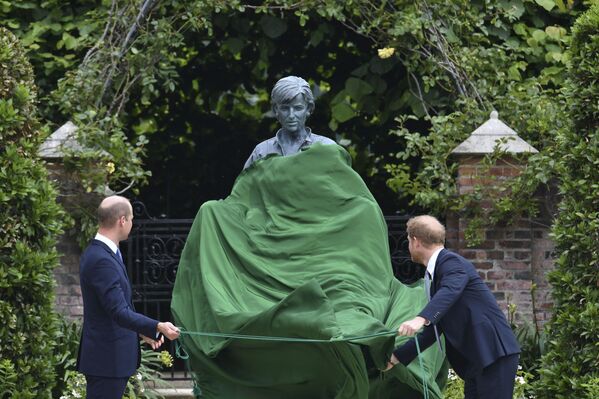 英ロンドン・ケンジントン宮殿のサンクン・ガーデンで、生誕60周年を迎えたダイアナ元妃の像を除幕するのウィリアム王子とヘンリー王子 - Sputnik 日本