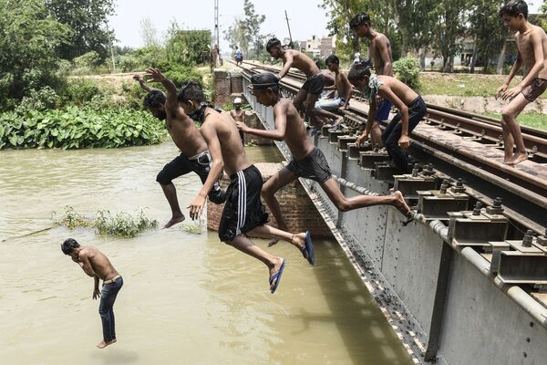 インド・パンジャーブ州アムリトサルで、用水路に飛び込む若者ら - Sputnik 日本