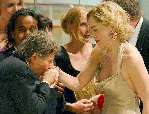 第55回映画祭で、映画『戦場のピアニスト』でパルムドール受賞し、米国の女優シャロン・ストーン氏の手にキスをする映画監督のロマン・ポランスキー氏（2002年5月26日） - Sputnik 日本