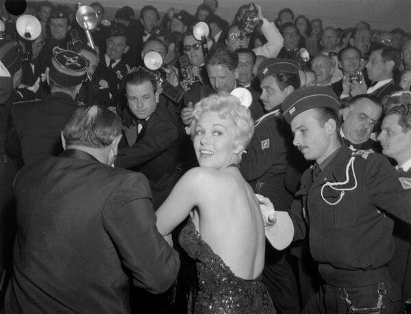 第9回映画祭で、大勢の報道陣に囲まれる米国の女優キム・ノヴァク氏（1956年4月25日） - Sputnik 日本