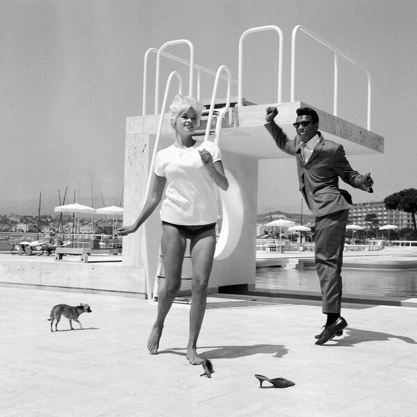 第17回映画祭で、米国の女優ジェーン・マンスフィールド氏にダンスを教える米国の歌手ロッキー・ロバーツ氏（1964年5月11日） - Sputnik 日本