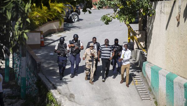 Security forces investigate the perimeters of the residence of Haitian President Jovenel Moise, in Port-au-Prince, Haiti, Wednesday, July 7, 2021. - Sputnik 日本