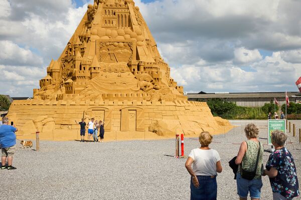 デンマーク・ブロックフスに完成した世界一高い砂の城を撮影する人々 - Sputnik 日本