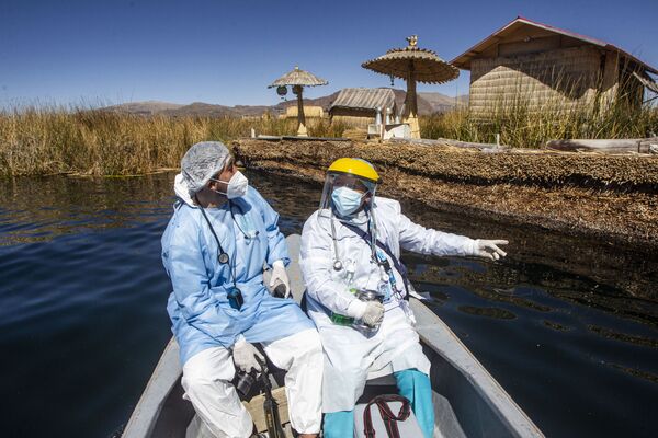 ペルー・プーノで、市民へ新型コロナウイルスのワクチン接種をするためチチカカ湖を渡る医療従事者 - Sputnik 日本