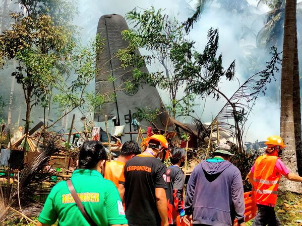 フィリピン・スールー州のホロ島で発生した、空軍輸送機「ロッキードC-130」の墜落事故の現場 - Sputnik 日本