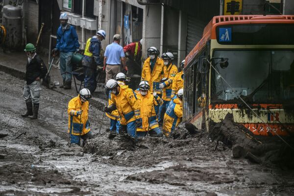 日本・静岡県熱海市で、土石流が発生した現場で行方不明者の捜索にあたる警察 - Sputnik 日本