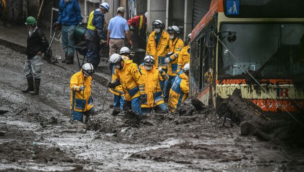 日本・静岡県熱海市で、土石流が発生した現場で行方不明者の捜索にあたる警察 - Sputnik 日本