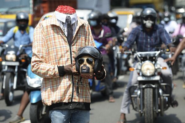 インド・チェンナイで、バイク乗りに扮して交通安全キャンペーンに参加するボランティア - Sputnik 日本