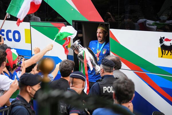 決勝戦を終え、ホテルへ到着しバスから降りるイタリアのジョルジョ・キエッリーニ選手 - Sputnik 日本