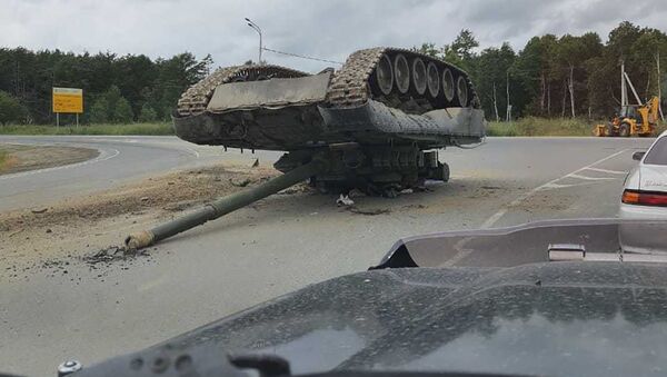ユジノサハリンスク　道路に落とし物　輸送中の戦車  - Sputnik 日本