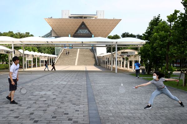 東京・江東区のメインプレスセンターのある東京ビッグサイト（東京国際展示場）前でバドミントンをする人々 - Sputnik 日本