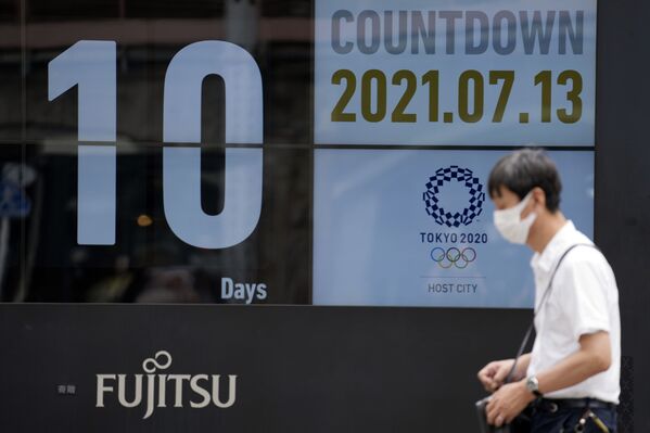 東京五輪のカウントダウンカレンダーの前を通り過ぎる男性 - Sputnik 日本