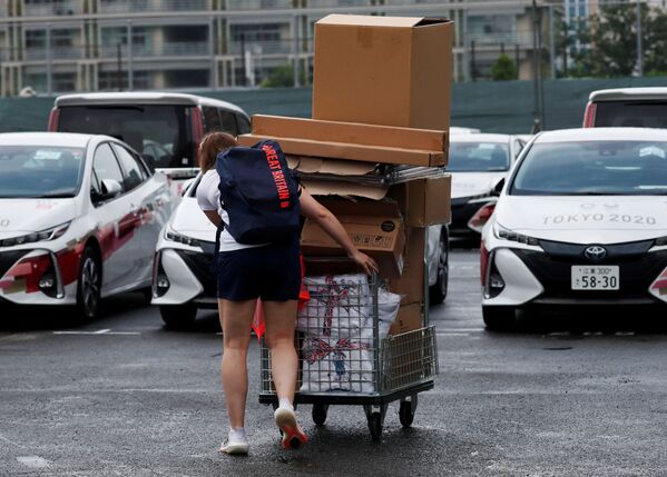 東京・中央区の選手村で、機材を運ぶ英国の大会関係者 - Sputnik 日本