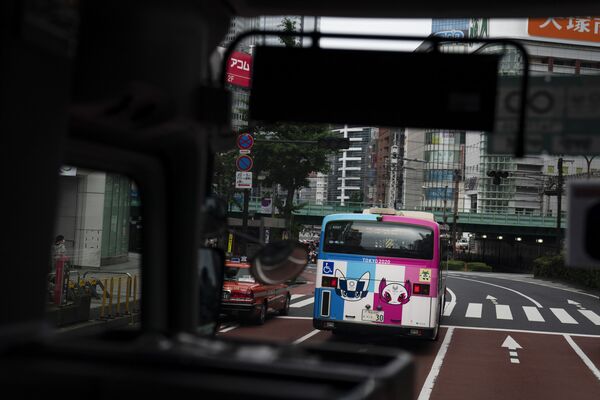 東京・新宿区の道路を走行する東京五輪のラッピングバス - Sputnik 日本