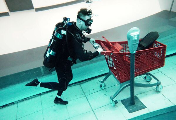「ディープ・ダイブ・ドバイ」内にある水没都市でショッピングカートを押すダイバー - Sputnik 日本