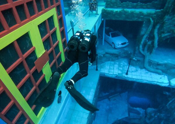 「ディープ・ダイブ・ドバイ」内にある水没都市を探検するダイバー - Sputnik 日本