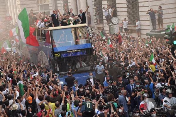 サッカー欧州選手権で優勝し、イタリア・ローマで凱旋パレードを実施するイタリア代表 サッカー欧州選手権で優勝し、イタリア・ローマで凱旋パレードを実施するイタリア代表 - Sputnik 日本