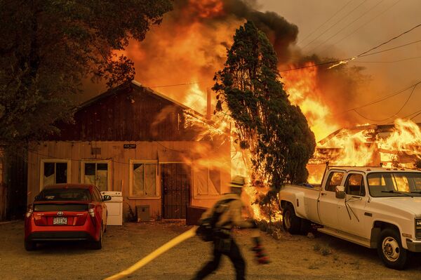森林火災が発生した米カリフォルニア州ドイルで、炎に飲み込まれる住宅 - Sputnik 日本