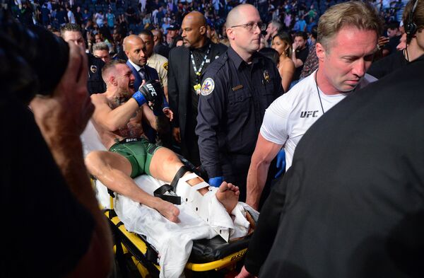 米ネバダ州ラスベガスで行われた「UFC 264」のダスティン・ポイエー氏との試合で、左足を骨折したコナー・マクレガー氏 - Sputnik 日本