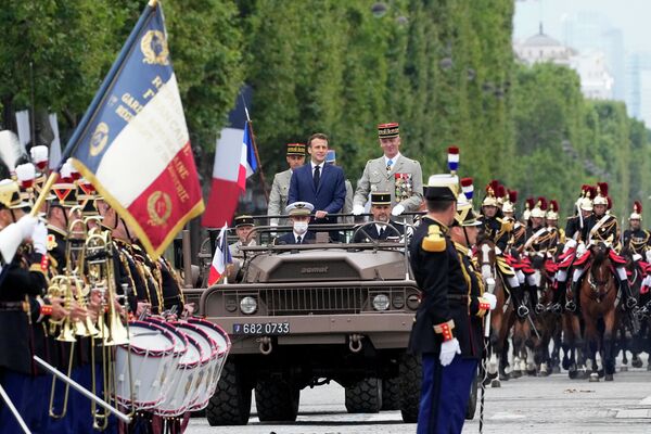フランス・パリのシャンゼリゼ大通りで行われた「パリ祭」の軍事パレードに出席するエマニュエル・マクロン大統領とフランソワ・ルコワントル統合参謀総長 - Sputnik 日本