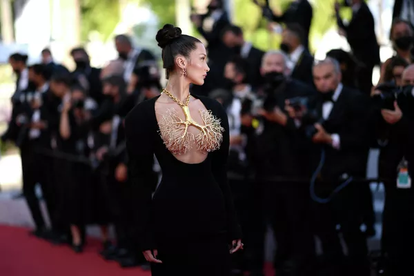第74回カンヌ国際映画祭のレッドカーペットを歩くモデルのベラ・ハディッド氏 第74回カンヌ国際映画祭のレッドカーペットを歩くモデルのベラ・ハディッド氏 - Sputnik 日本