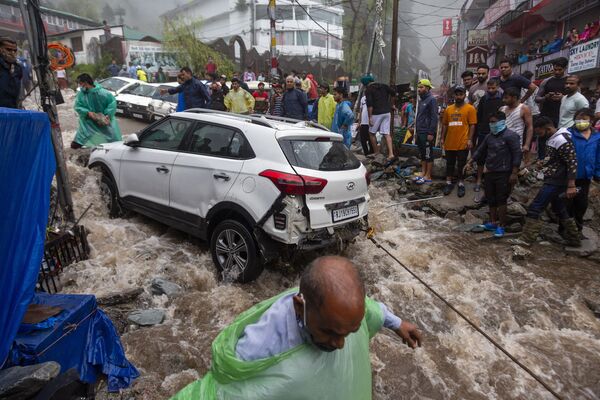 インド・ヒマーチャルプラデーシュ州で、モンスーンの大雨による被害を受けた車を引っ張る人々 - Sputnik 日本