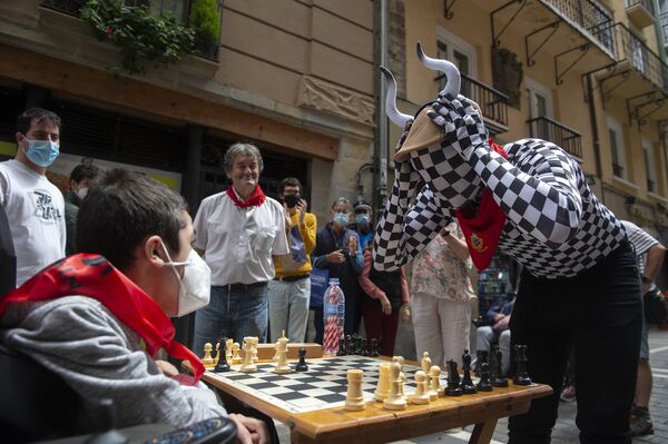 スペイン・パンプローナのエスタフェタ通りで、チェスの大会でプレーする参加者 - Sputnik 日本