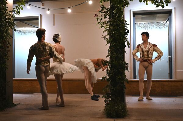 イタリア・ミラノで行われたバレエの野外公演で、公演の準備をするバレエダンサーら - Sputnik 日本