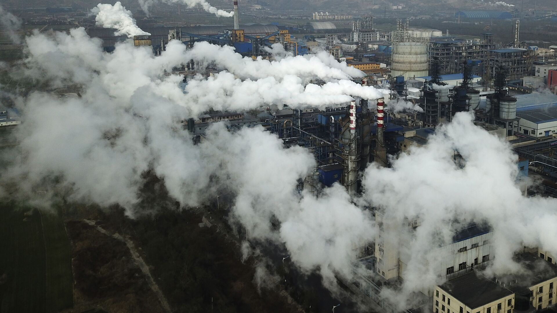 Дым и пар от углеперерабатывающего завода в Хэцзине, Китай - Sputnik 日本, 1920, 30.12.2021