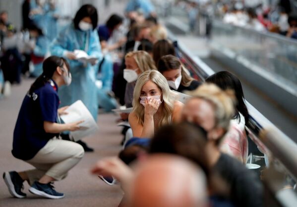 成田空港で抗原検査を待つ米国選手団 - Sputnik 日本