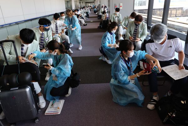 成田空港で検疫手続きを受ける韓国選手団 - Sputnik 日本