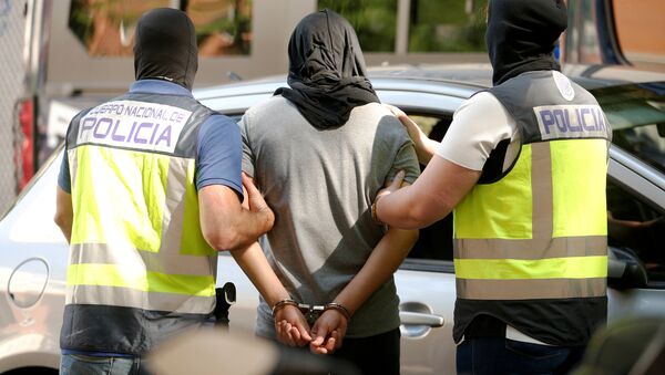 Police lead away a suspect from an apartment block during a raid in which they arrested a 32-year-old Moroccan they said was highly radicalised, in Madrid, Spain June 21, 2017 - Sputnik 日本