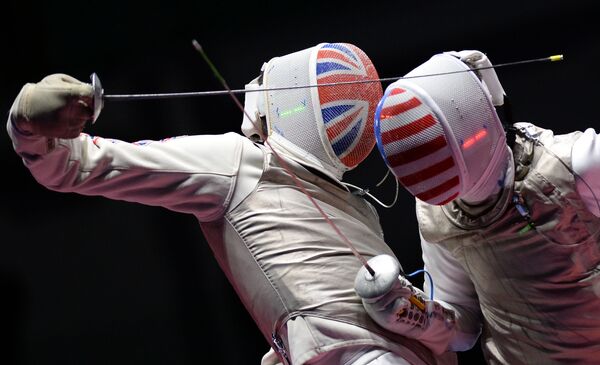2016年リオデジャネイロオリンピック（第31回大会）の男子フェンシング個人戦準決勝で対戦する米国のアレクサンダー・マシアラス選手と英国のリチャード・クルース選手 - Sputnik 日本