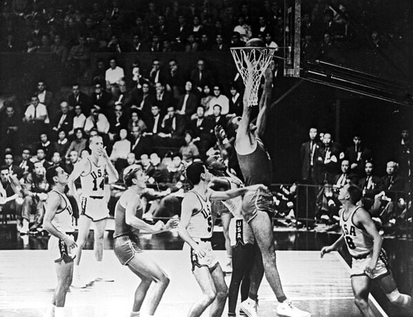 1964年東京オリンピック（第18回大会）で行われた、バスケットボールのソ連対米国の試合 - Sputnik 日本