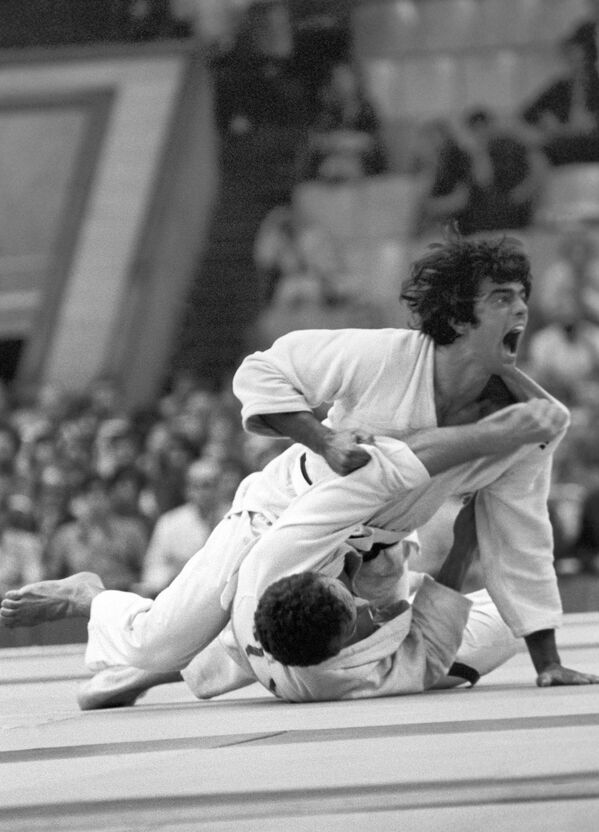 1980年モスクワオリンピック（第22回大会）の柔道95キロ以下級で対戦するブラジルのルイス・ヴィルジルゴ・モロ選手とブルガリアのツォニオ・アタナソフ選手 - Sputnik 日本